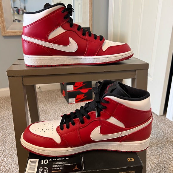 Air Jordan 1 Mid Chicago - Picture 2 of 9